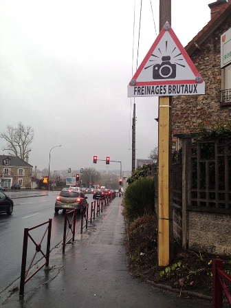 On nous avait dit qu’ils protégeaient les carrefours… Ils provoquent des accidents : stop aux radars de feu rouge !