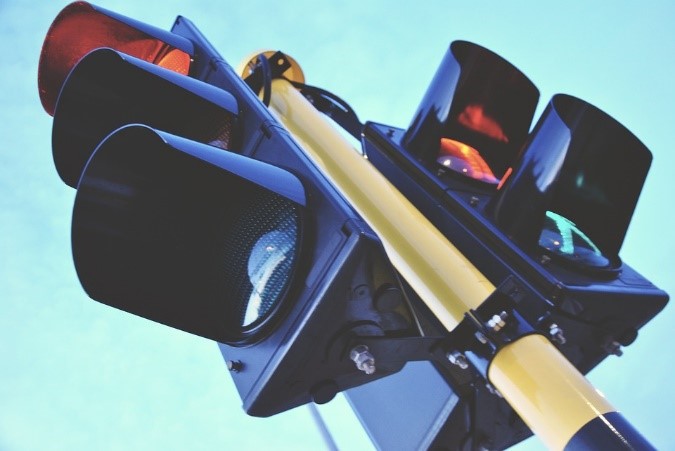 Suppression des feux tricolores : les préceptes prônés par la Ligue de Défense des Conducteurs pour fluidifier le trafic et renforcer la sécurité enfin mis en œuvre